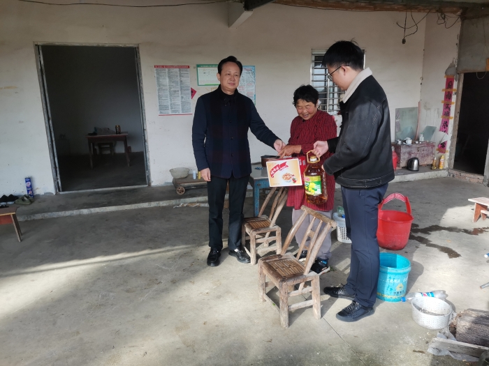 荊門分院到丁店(dian)村開展(zhan)走訪(fang)慰問1